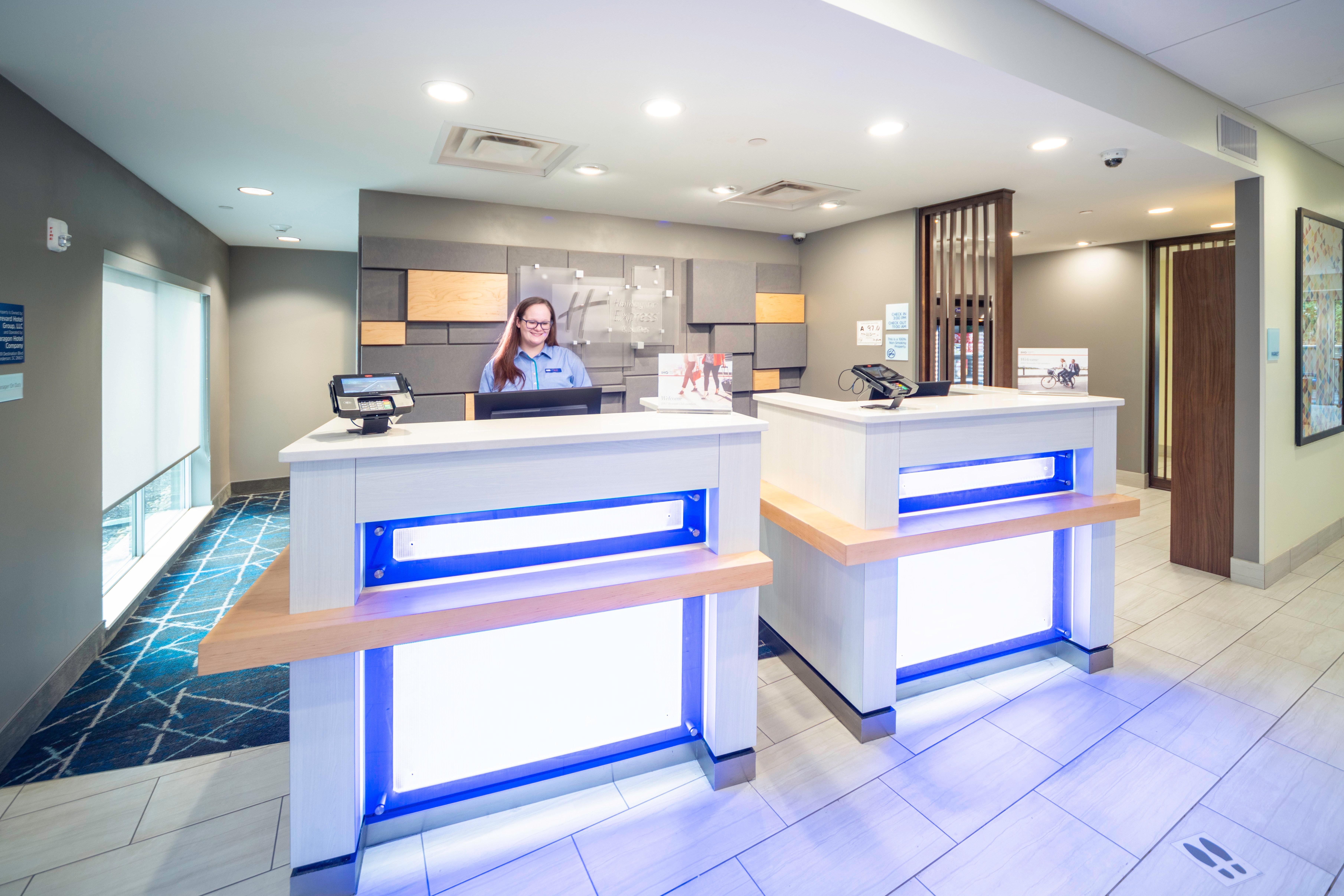 Holiday Inn Express & Suites Brevard - City Center Экстерьер фото